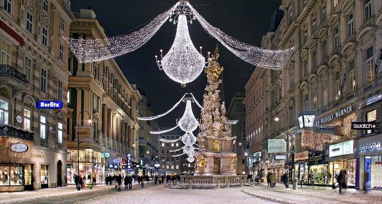 Europäische Stadtstraße mit Weihnachtsschmuck und Beleuchtung.