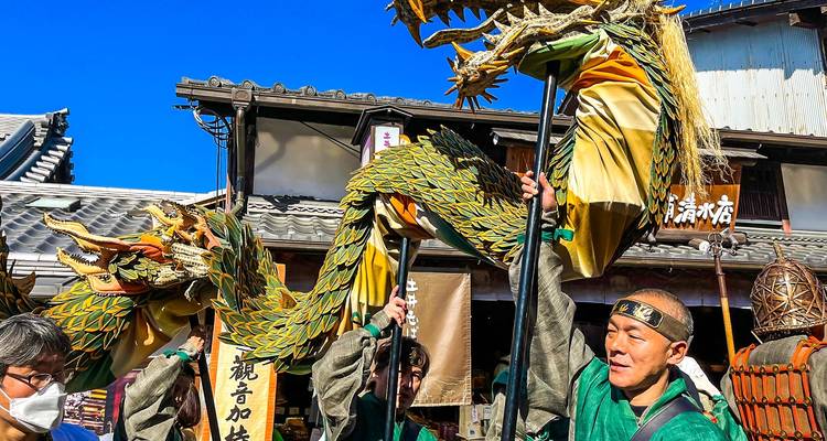 Ein lebhaftes Straßenfest mit einem goldenen Drachentanz in traditionellen Kostümen.