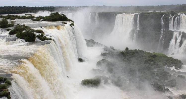 Une vue d'ensemble des chutes d'Iguazu avec de la brume qui s'élève.