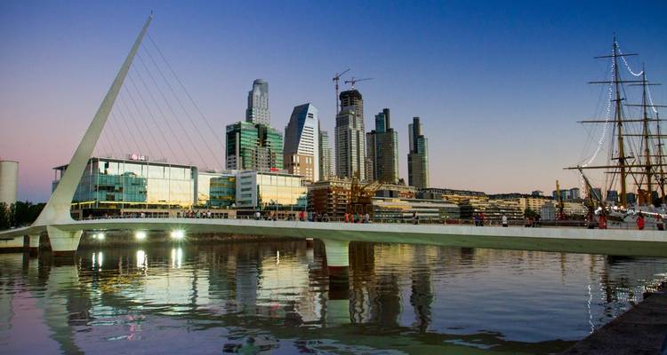 Pont moderne et horizon urbain au crépuscule à Buenos Aires.