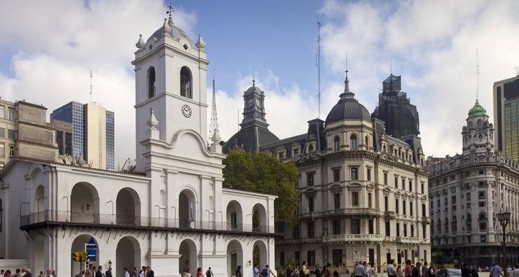 Bâtiments coloniaux sur une place avec des gens qui marchent à Buenos Aires.