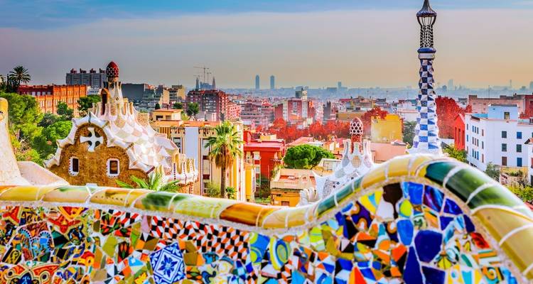 Banc en mosaïque surplombant la skyline de Barcelone et la Méditerranée depuis le Parc Güell.