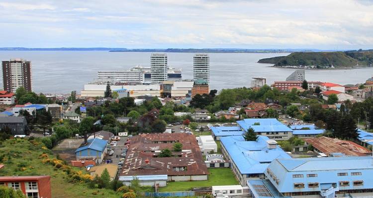 Ville côtière avec des navires de croisière dans le port.