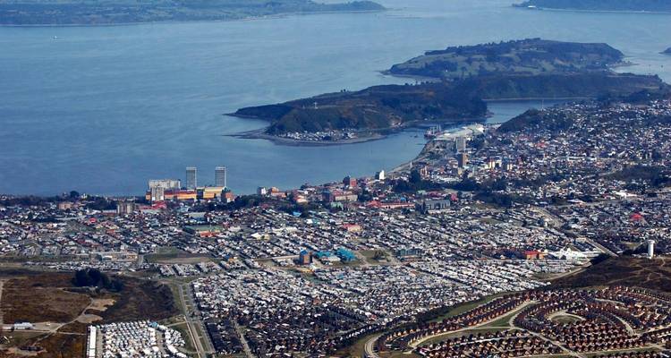 Vue aérienne d'une ville avec une grande étendue d'eau.