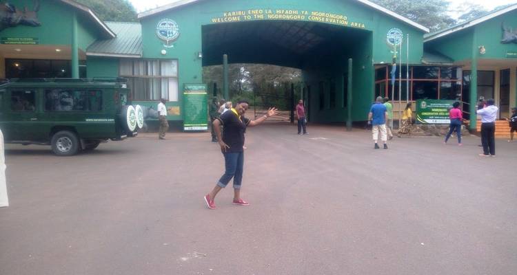 Menschen stehen vor dem Eingang des Ngorongoro-Schutzgebiets.