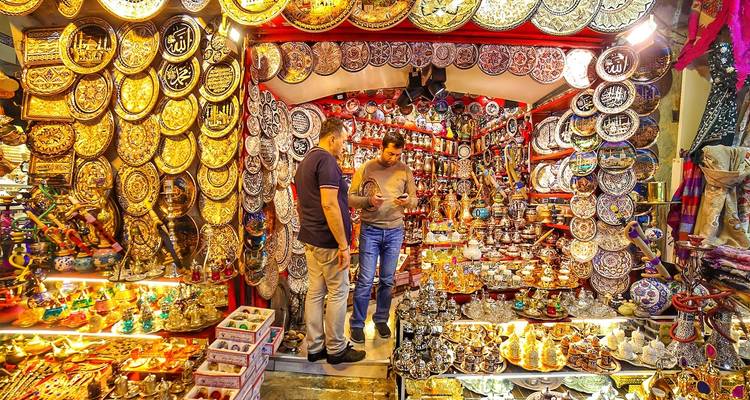 Decoratieve artikelen en mensen op een levendige markt.