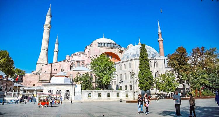 Hagia Sophia met toeristen op de voorgrond.
