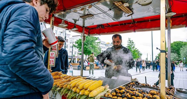Straatverkoper die geroosterde maïs verkoopt aan voorbijgangers.