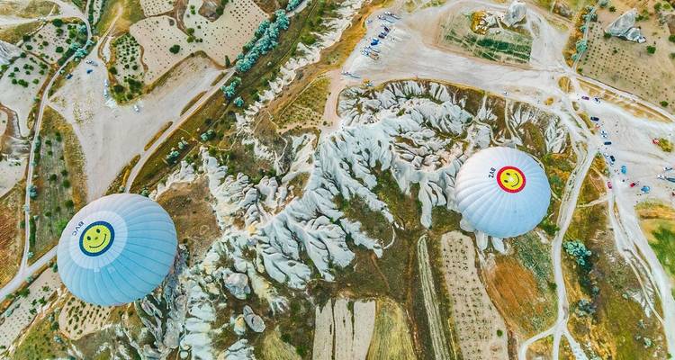 Luchtfoto van Cappadocië met heteluchtballonnen.