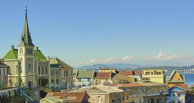 Edificios coloridos en la ladera cerca del agua.