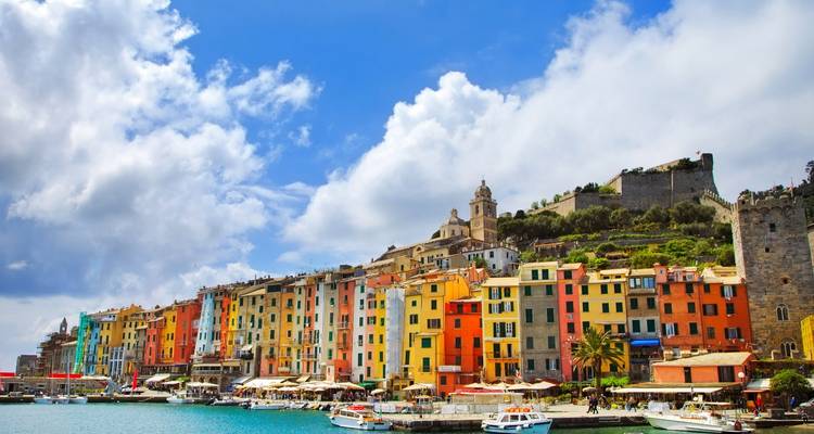 Blick auf Cinque Terre mit bunten Küstengebäuden