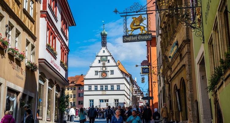 Hauptstraße in Rothenburg ob der Tauber mit Geschäften und Touristen