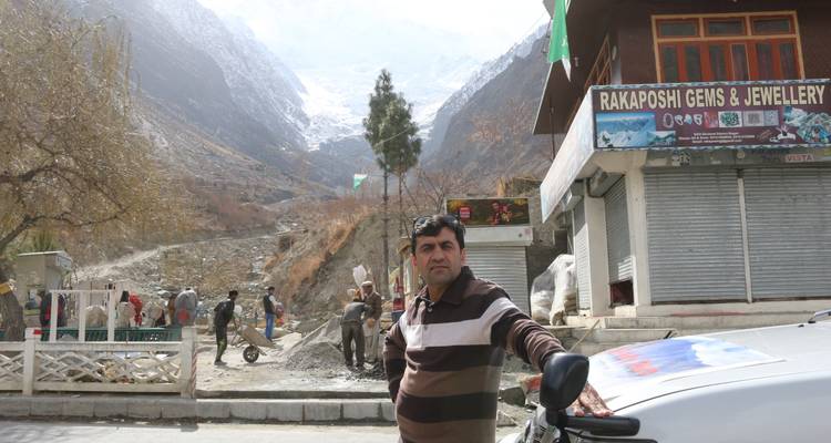 Mann posiert auf einer Brücke in der Nähe von Bergen.
