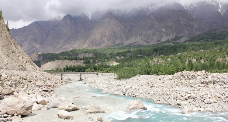 Fluss, der durch ein felsiges Tal mit Bergen fließt.