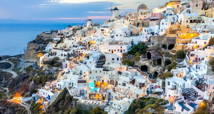 Les bâtiments blancs de Santorin au coucher du soleil