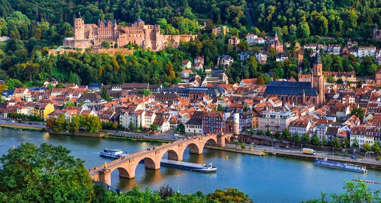 Luchtfoto van Heidelberg met het Heidelberger Schloss en de Oude Brug.