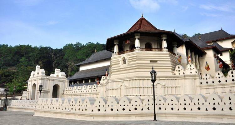 Templo del Diente, un edificio histórico blanco en Kandy, Sri Lanka.