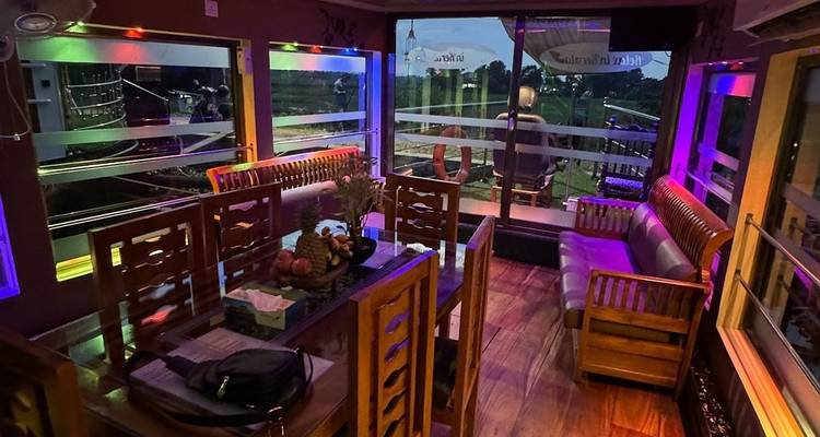 Inneres eines Hausboots mit bunter Beleuchtung.