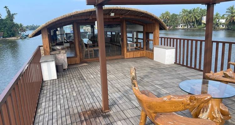 Hausboot-Deckbereich auf einem Fluss mit Stühlen.