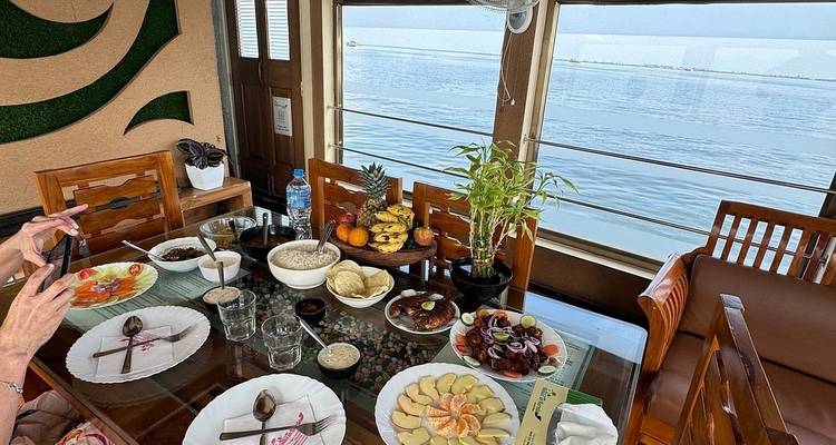 Tischaufbau auf einem Hausboot mit Blick auf das Wasser.