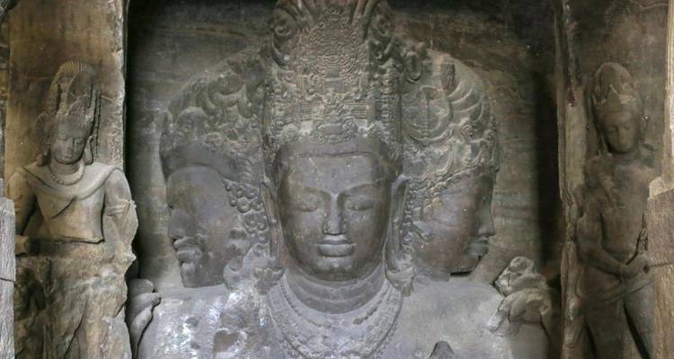 Geschnitzte Steinskulptur mit mehreren Köpfen.