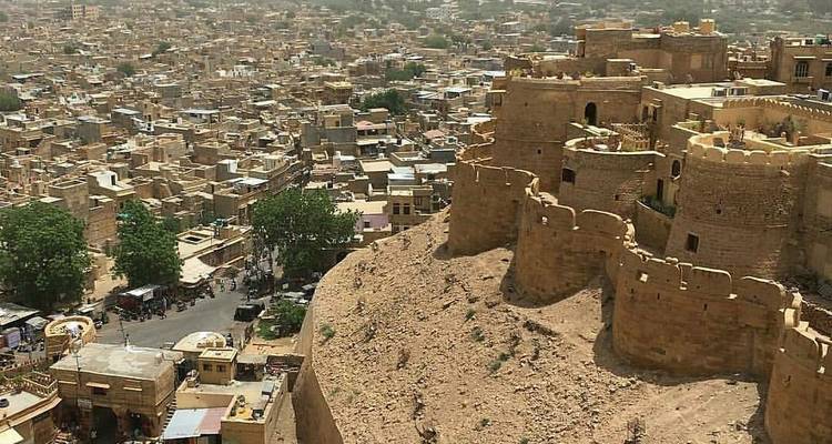 Luftaufnahme der Festung Jaisalmer mit Stadtbild unter klarem Himmel.