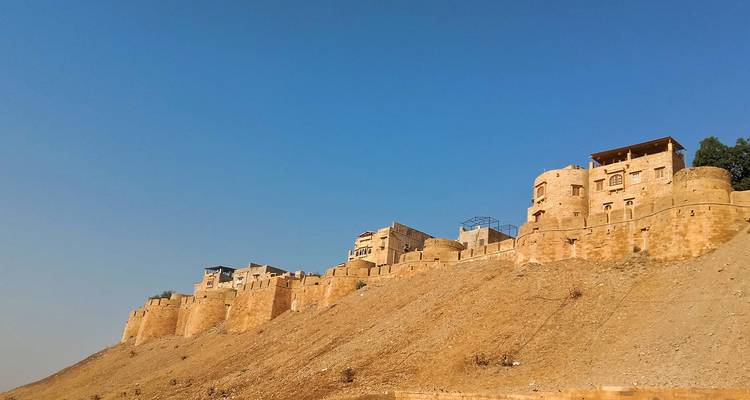 Blick auf Stadtmauerwall entlang eines kargen Hügelkamms.