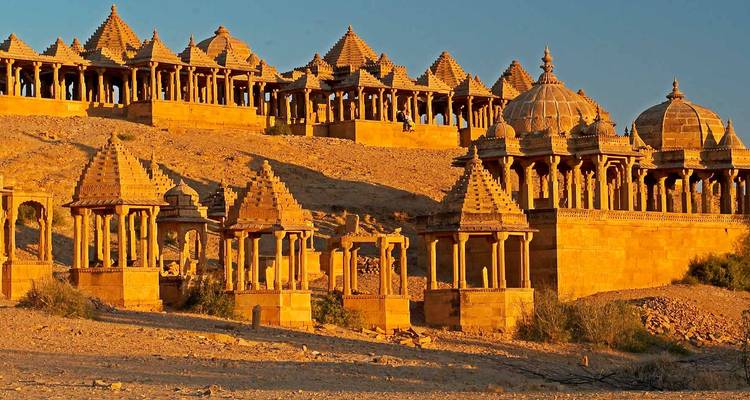 Gadi Sagar See mit Kenotaph-Strukturen in Jaisalmer unter bewölktem Himmel.