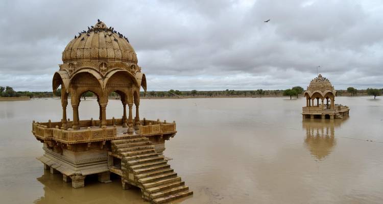 Jaisalmer Fort mit historischen goldenen Mauern unter einem klaren Himmel.
