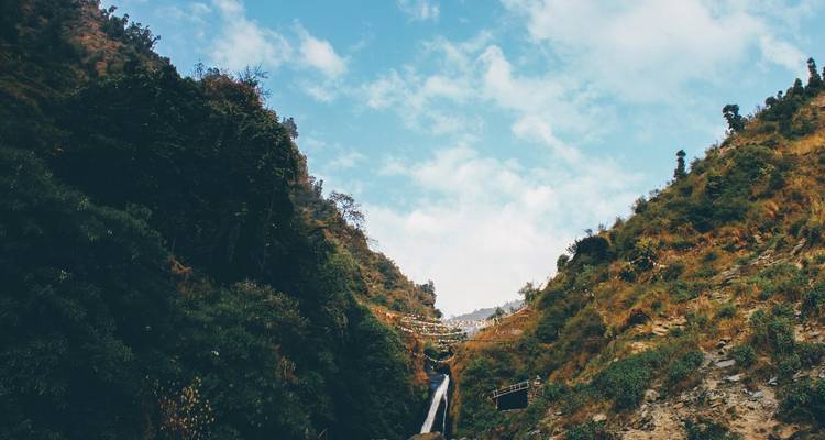 Wasserfall in einer tiefen bewaldeten Schlucht.
