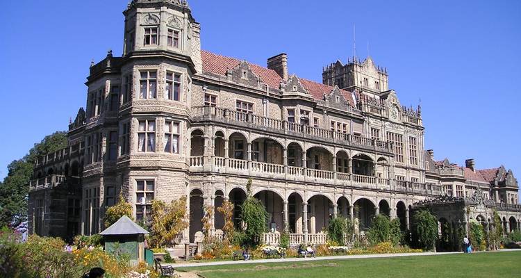 Großes Gebäude aus der Kolonialzeit mit einem Garten.