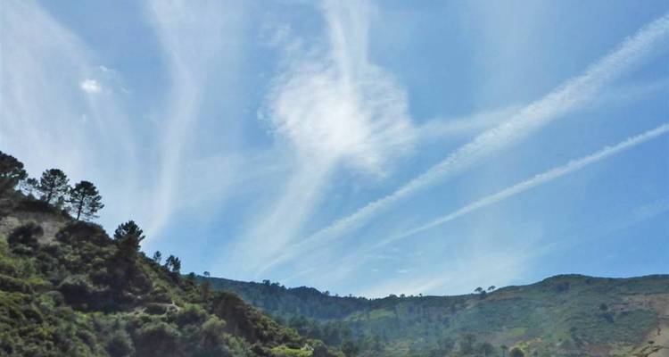 Paisaje montañoso with nubes tenues y cielos azules.