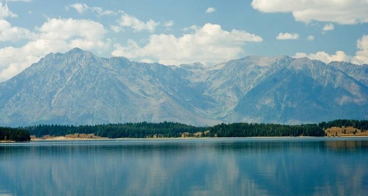 Bergblick mit Seespiegelung im Vordergrund.