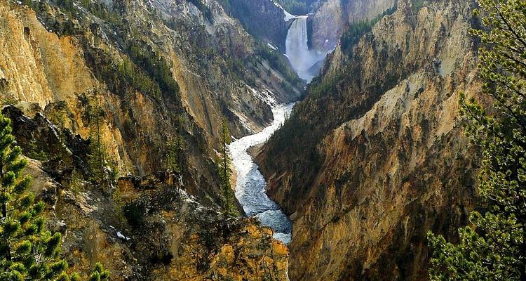 Malerischer Canyonblick mit einem Wasserfall in der Ferne.