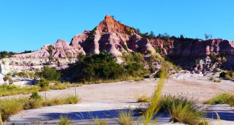 Schilderachtig uitzicht op gelaagde rotsformaties.