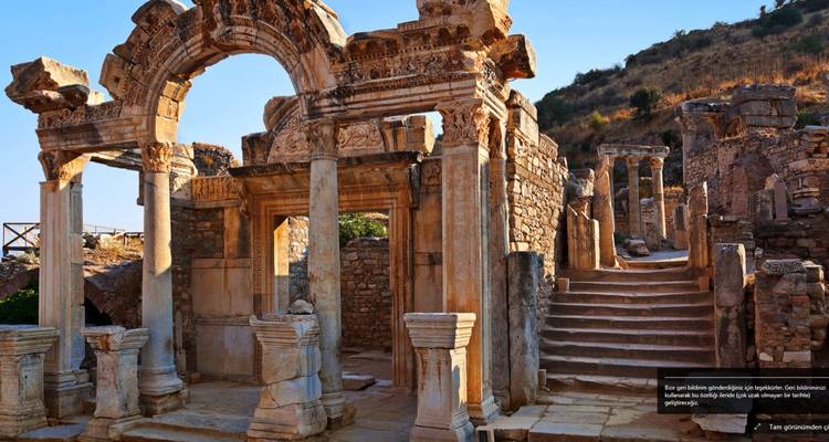 Ruines anciennes sous un ciel dégagé, probablement à Éphèse.