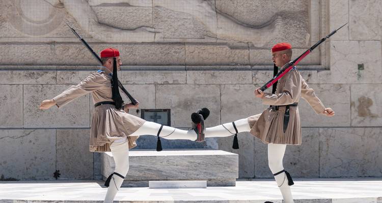 Gardes exécutant des fonctions cérémonielles en uniformes traditionnels à Athènes.