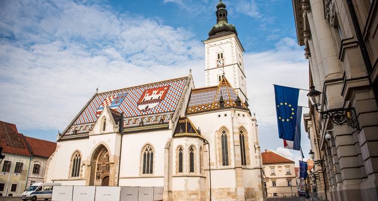L'église Saint-Marc avec ses tuiles de toit aux armoiries éclatantes observées du niveau de la rue à Zagreb.