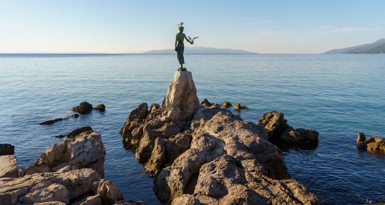 La Statue de la Jeune Fille à la Mouette se dresse sur un promontoire rocheux dominant l'Adriatique calme à Opatija.