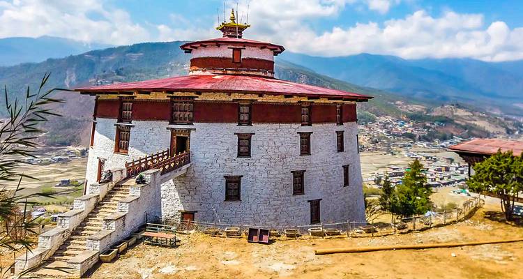 Traditioneel Bhutaans gebouw met een bergachtige achtergrond.