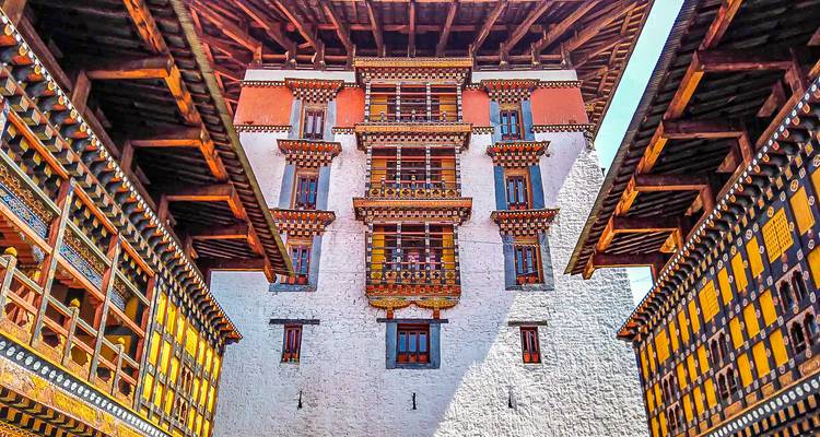 Kleurrijke binnenplaats van een Bhutanese dzong.