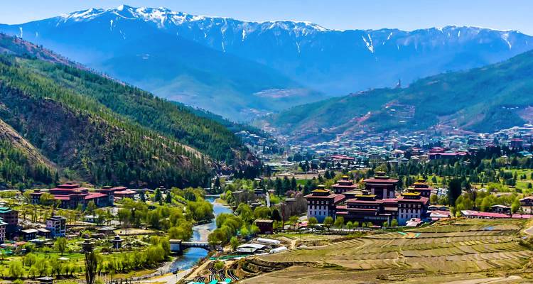 Stadsgezicht van Thimphu met bergen op de achtergrond.