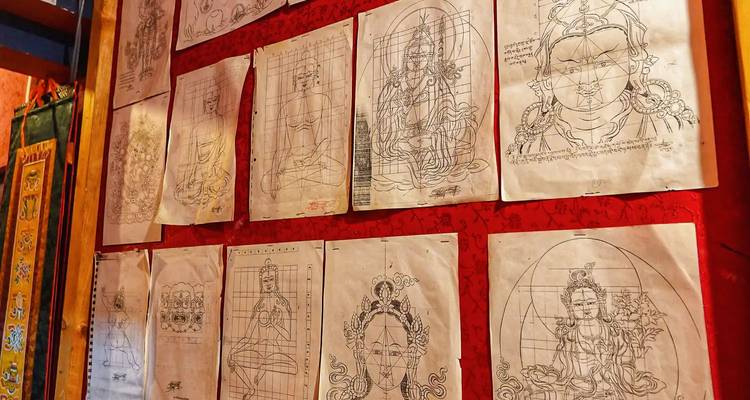 Zeichnungen und Skizzen an einer Wandausstellung.