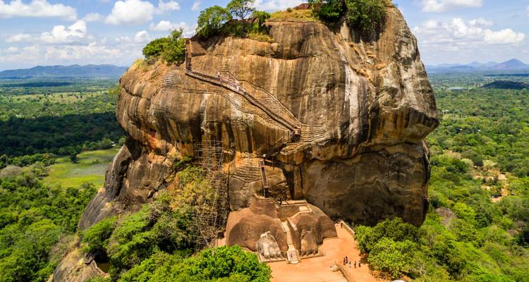 Sigiriya Rotsvesting omgeven door weelderig groen.