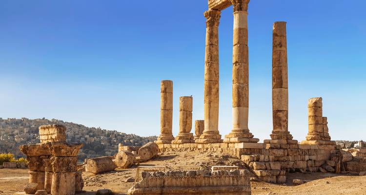 Antike Steinsäulen des Herkulestempels ragen über Ammans Skyline empor.