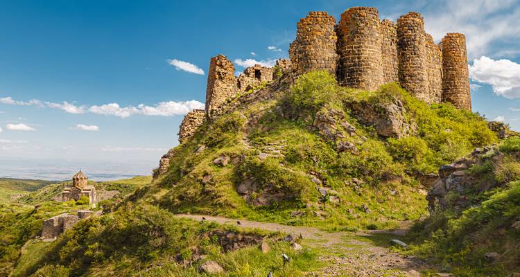 Alte Festung auf einem Hügel mit malerischen Landschaftsblicken.