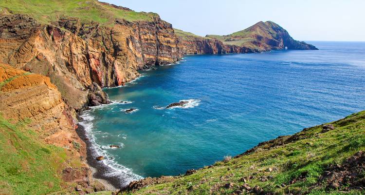 Falaises de basalte spectaculaires et eaux turquoise de la ligne côtière de la péninsule de Ponta de São Lourenço