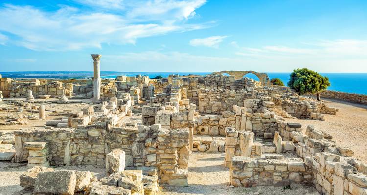 Antike Ruinen am Meer unter einem klaren blauen Himmel.
