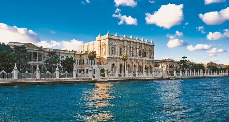 Dolmabahçe-Palast am Wasser.