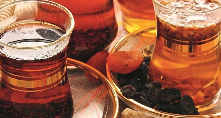 Nahaufnahme von Teegläsern mit getrockneten Früchten.